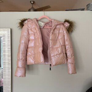 Adorable cropped pink puffer jacket with fur